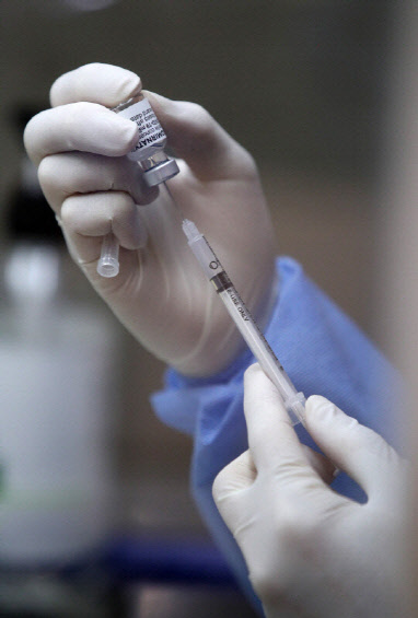 서울 용산구 예방접종센터 코로나19 백신 보관소에서 의료진이 화이자 백신을 분주하고 있다. 연합뉴스